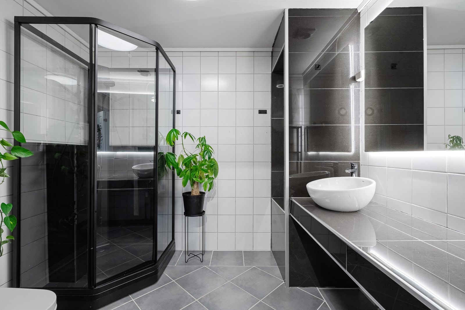 Flott helfliset bad med varmekabler i gulv. Galleribilde