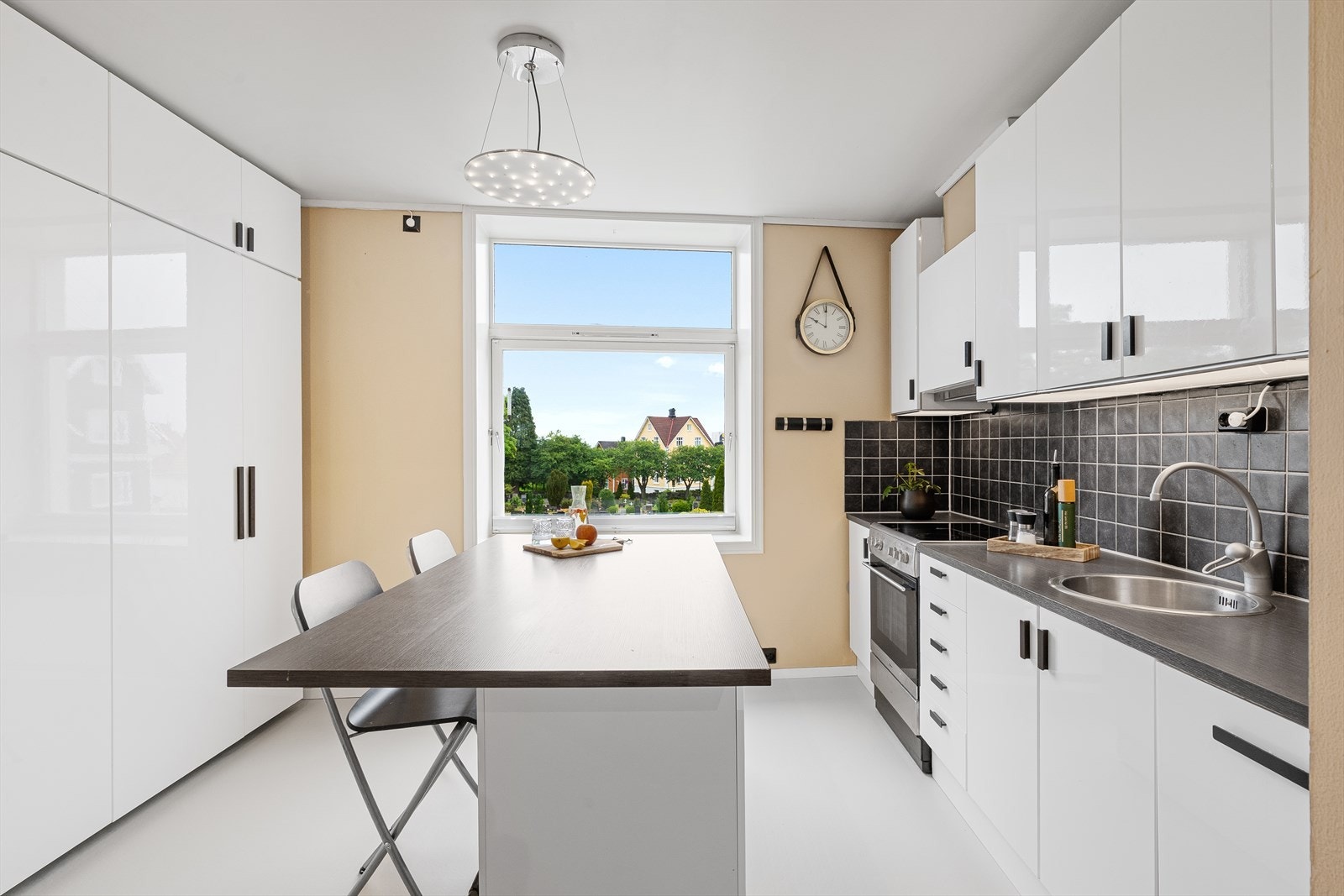 Praktisk kjøkkenøy sørger både for at du får en sosial sone, oppbevaring og ekstra tilberedningsmuligheter. Galleribilde