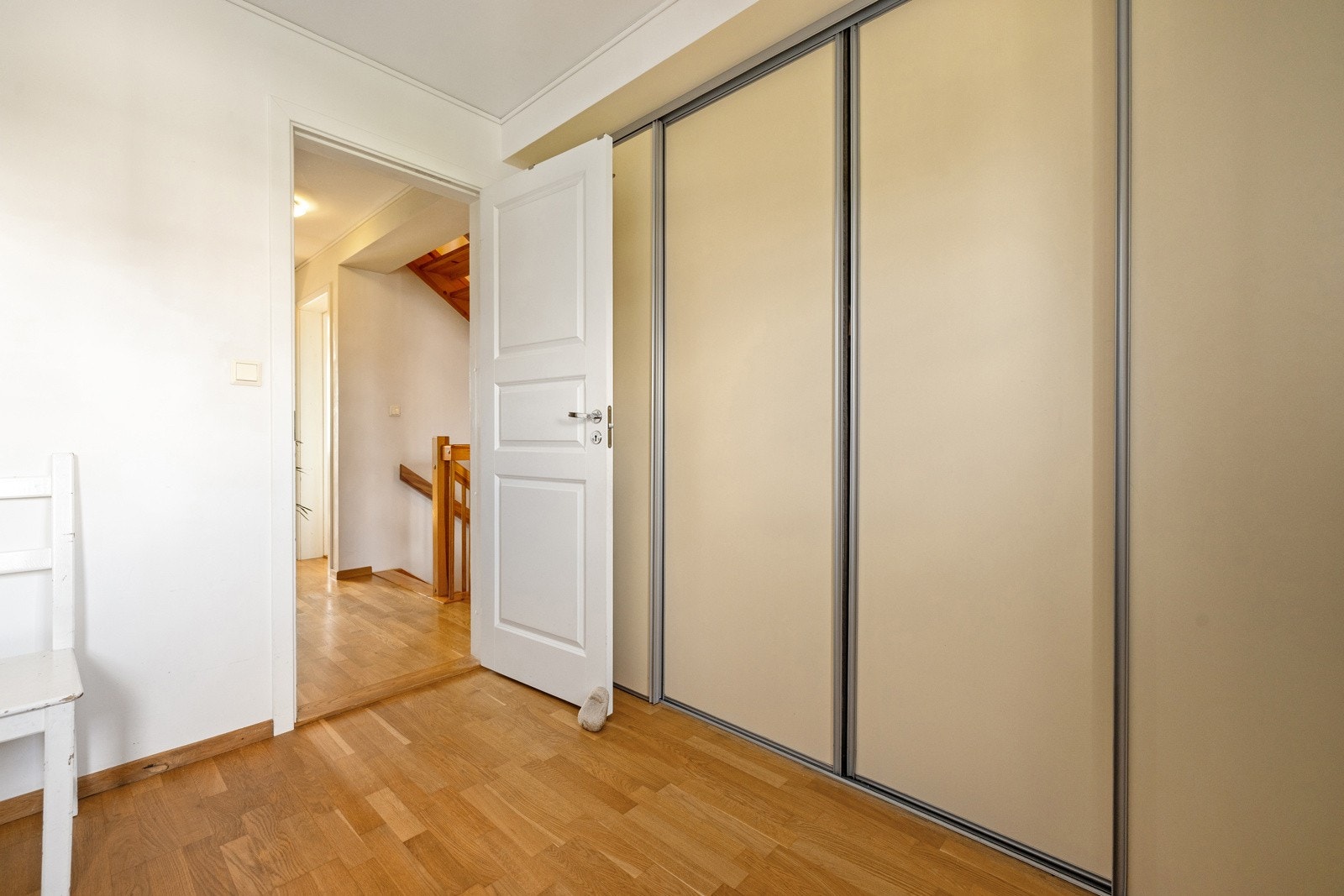 Her er det god plass til oppbevaring av klær og liknende Galleribilde