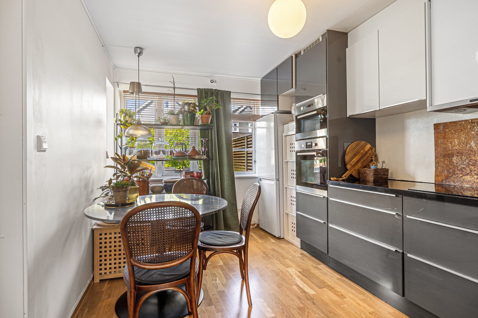 Kjøkkenet var nytt i 2012, og har god plass til oppbevaring i over- og underskap Galleribilde