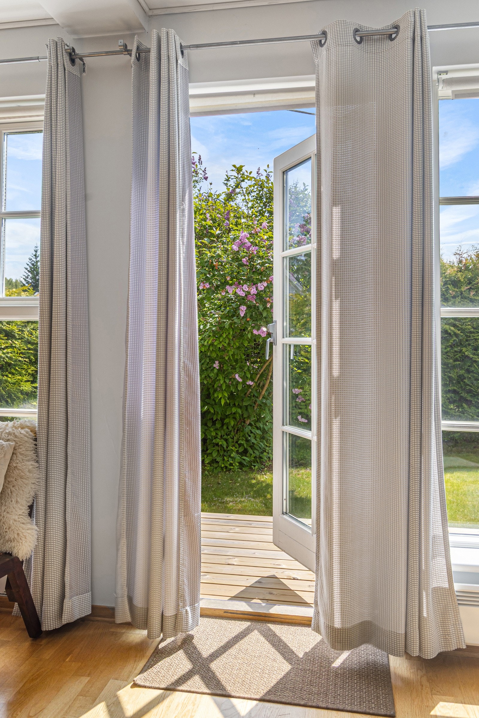 De store stuevinduene slipper inn mye naturlig lys Galleribilde