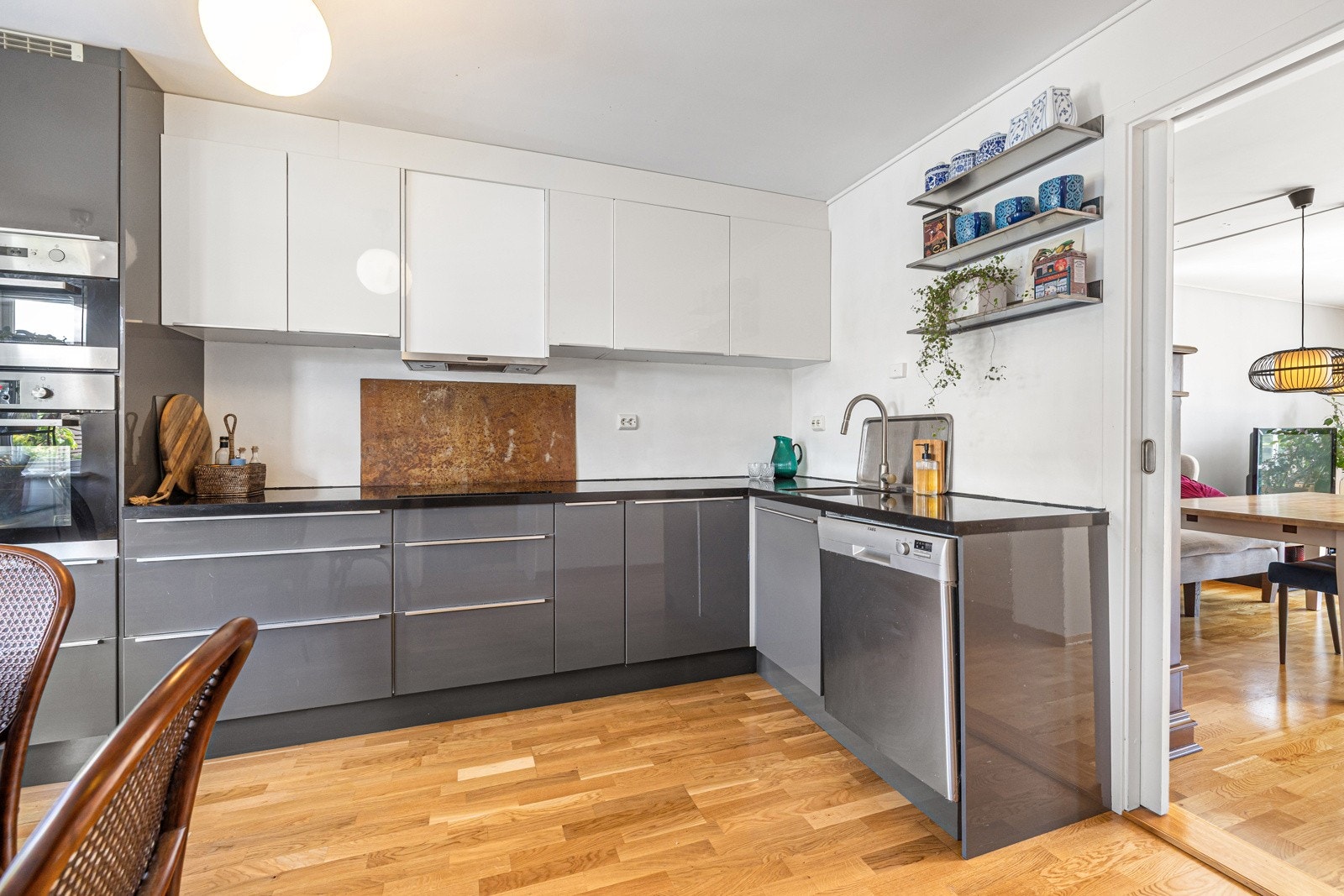 Kjøkkenet har en tidløs plassering i eget rom, og er av svært god størrelse Galleribilde