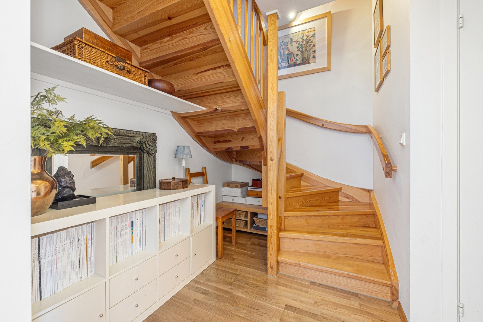 Under trappen er det plass til ekstra oppbevaring Galleribilde