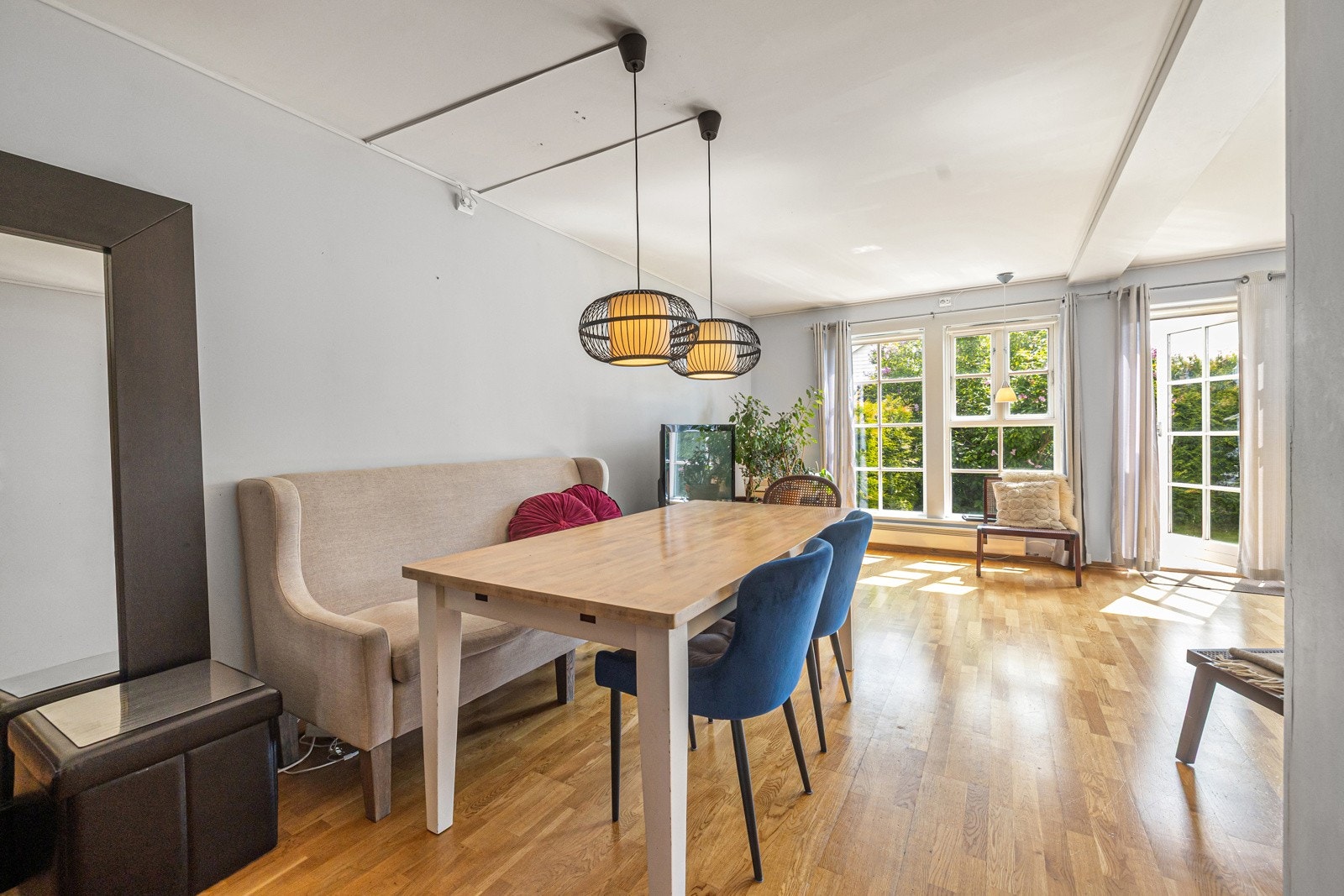 I tilknytning til stuen er det naturlig avsatt plass til et større spisegruppe Galleribilde