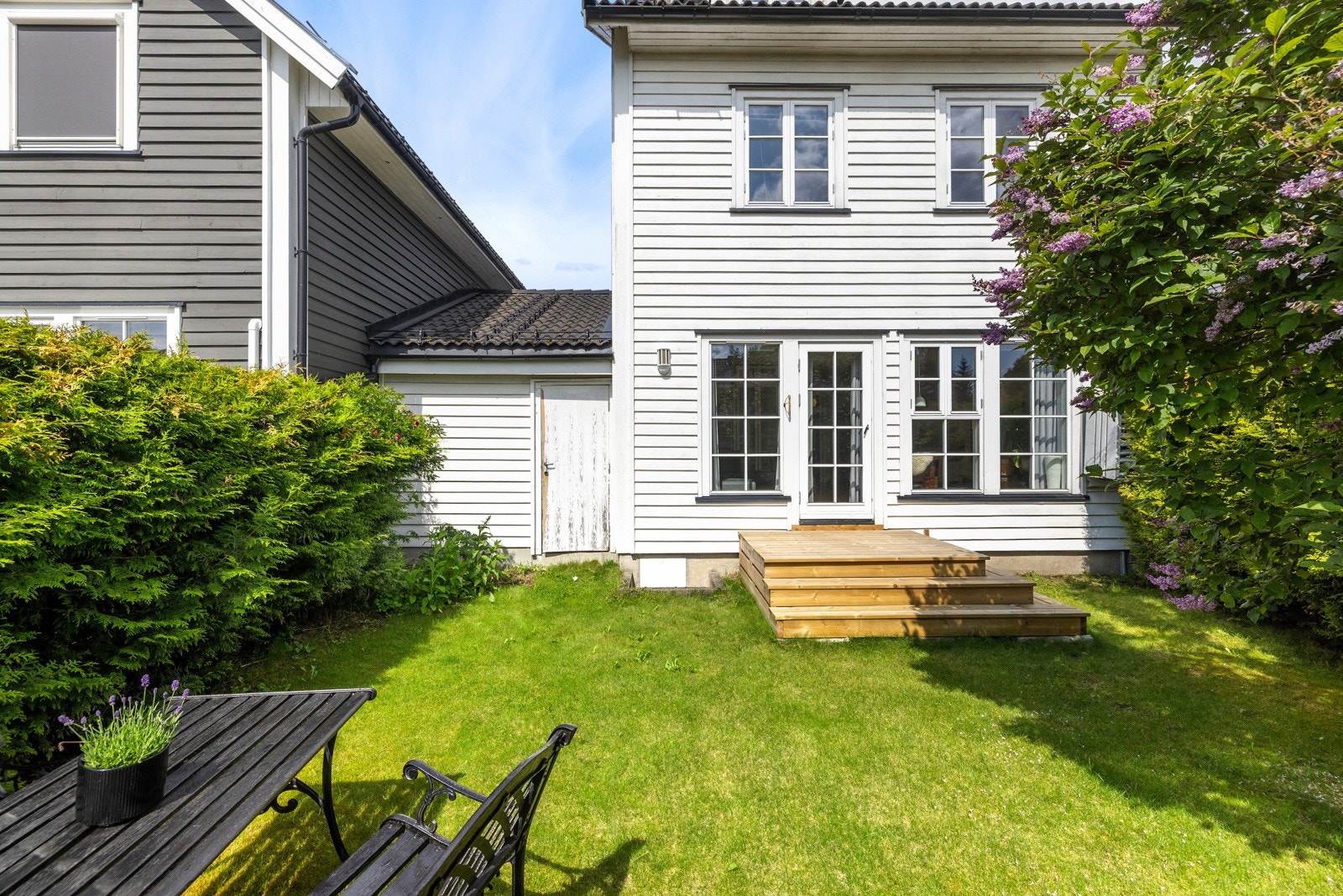 Det er inngang til boden både fra hagen og garasjen Galleribilde