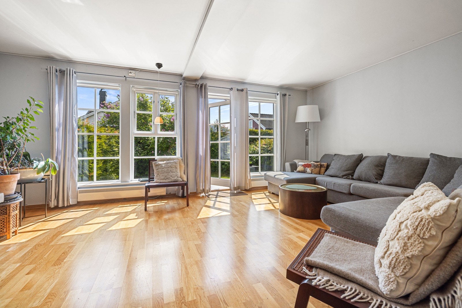 Boligen byr på en stor og luftig stue med direkte utgang til hagen Galleribilde