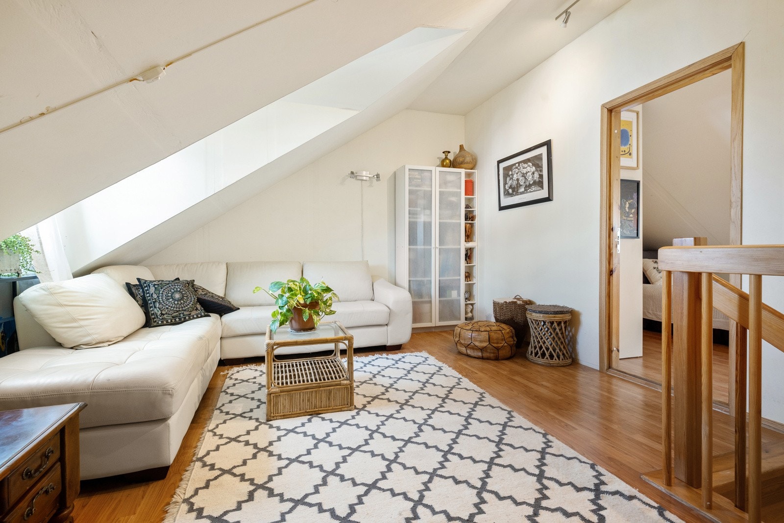 Veggen i midten mellom rommene er satt inn i ettertid, for å definere to soner Galleribilde