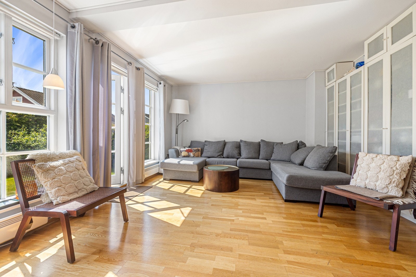 Stuen er av god størrelse og har plass til egne, definerte soner Galleribilde