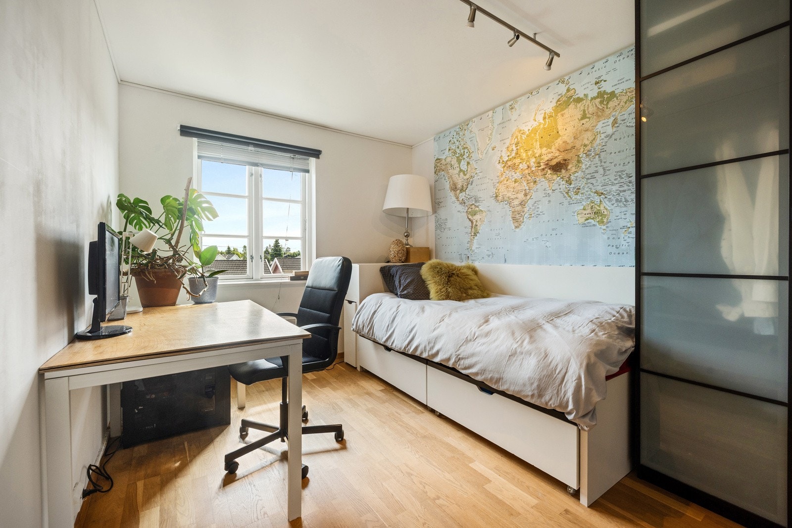 Alle soverommene er av god størrelse og har plass til stor dobbeltseng Galleribilde