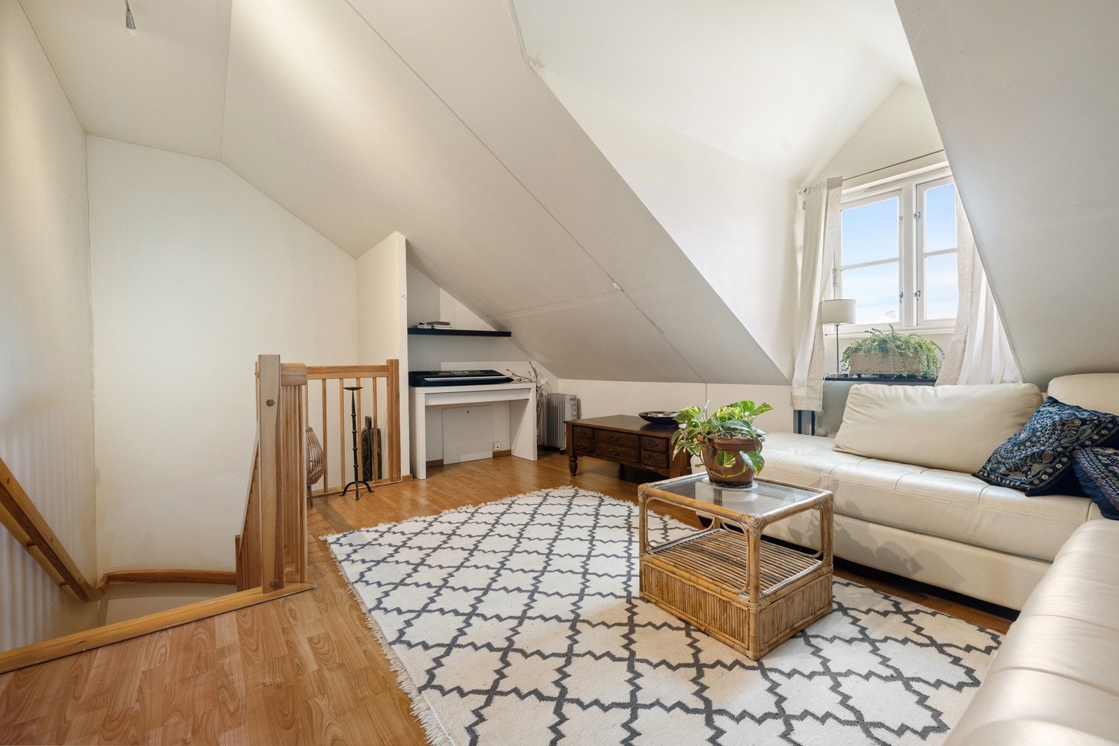 Loftstuen er inndelt i to soner - en del som stue, andre del som kontor Galleribilde