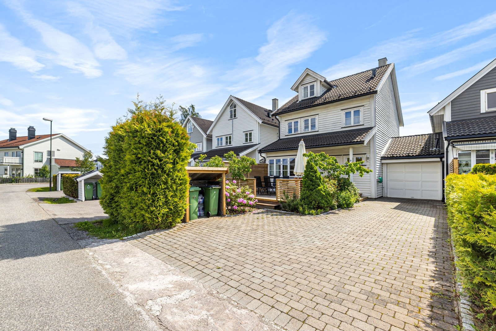 Huset har en flott beliggenhet i Hesteskoen - et veletablert og barnevennlig område Galleribilde