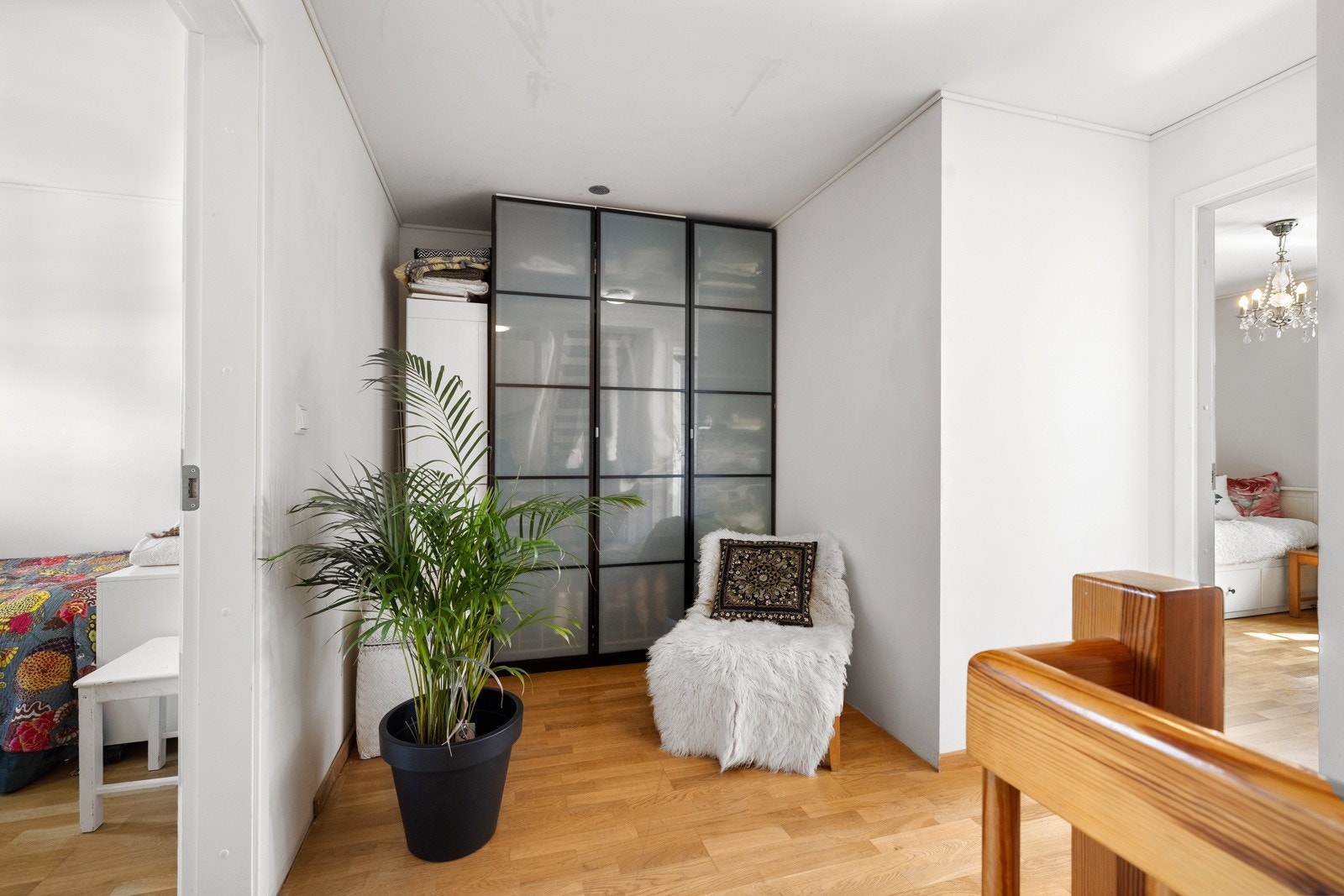 Denne plassen er naturlig avsatt for lagring eller garderobe. Her er det tidligere vært en vegg foran garderobeløsningen Galleribilde