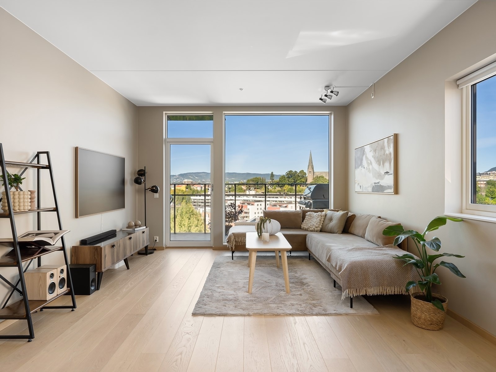 De store vindusflatene i stuen gir godt med naturlig lys og god romfølelse. Galleribilde