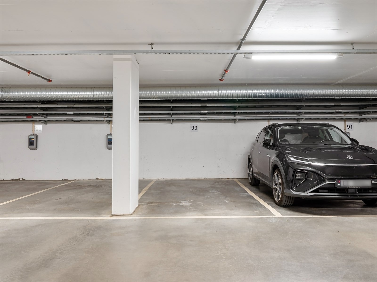 Leiligheten disponerer én garasjeplass i felles oppvarmet garasjeanlegg med heisadkomst til leilighet. Garasjesplassen har en bredde på ca 2,3m. Galleribilde