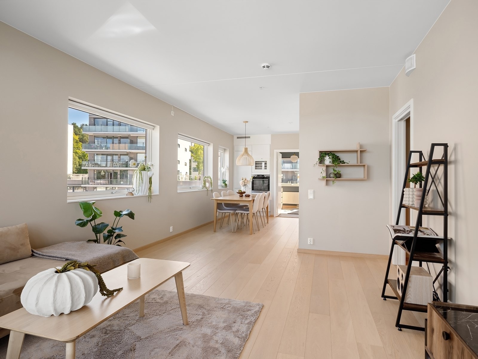 Gjennomgående planløsning med god takhøyde på 2,64m i stua og kjøkken. Galleribilde