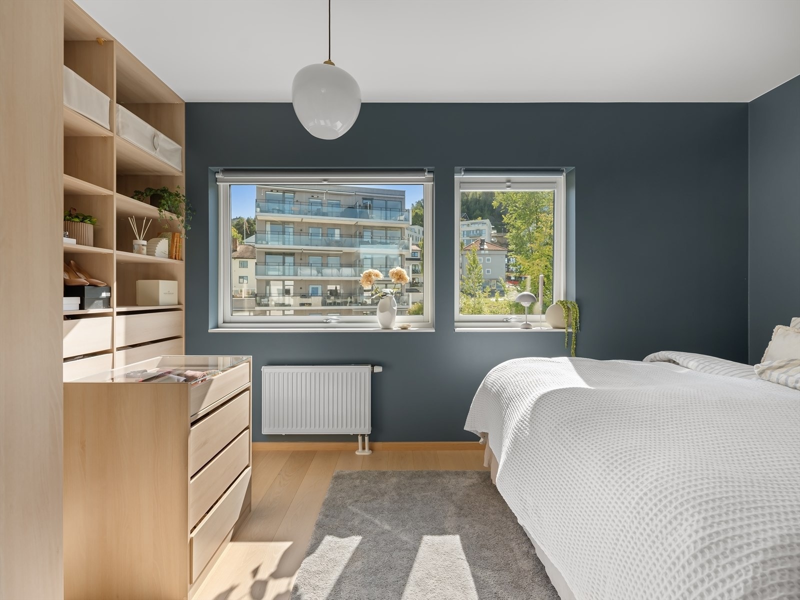 God takhøyde på 2,64m på soverommet og store vindusflater som gir god utsikt. Galleribilde