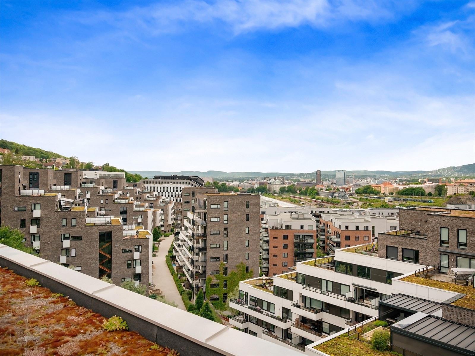 Utsikten fra felles takterasse med gode solforhold. Galleribilde