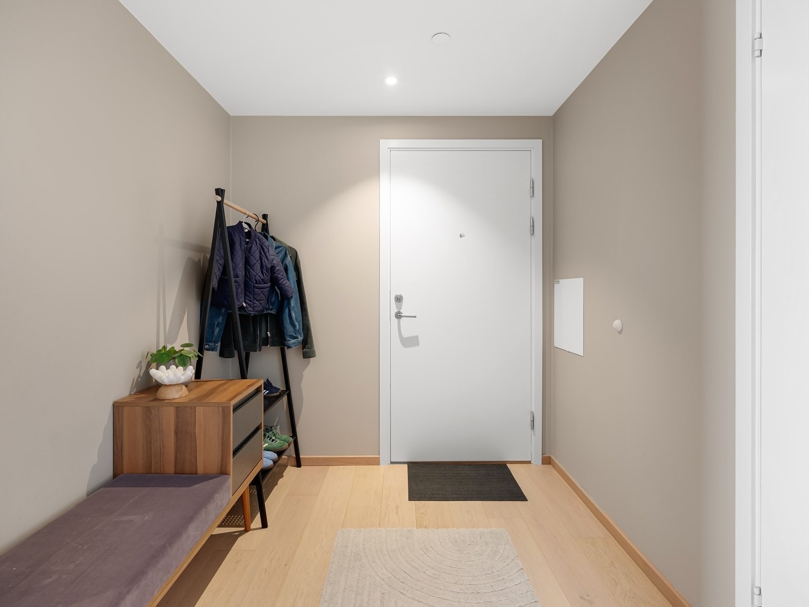 Lys og innbydende entré med god plass for oppbevaring av tøy og sko. Galleribilde