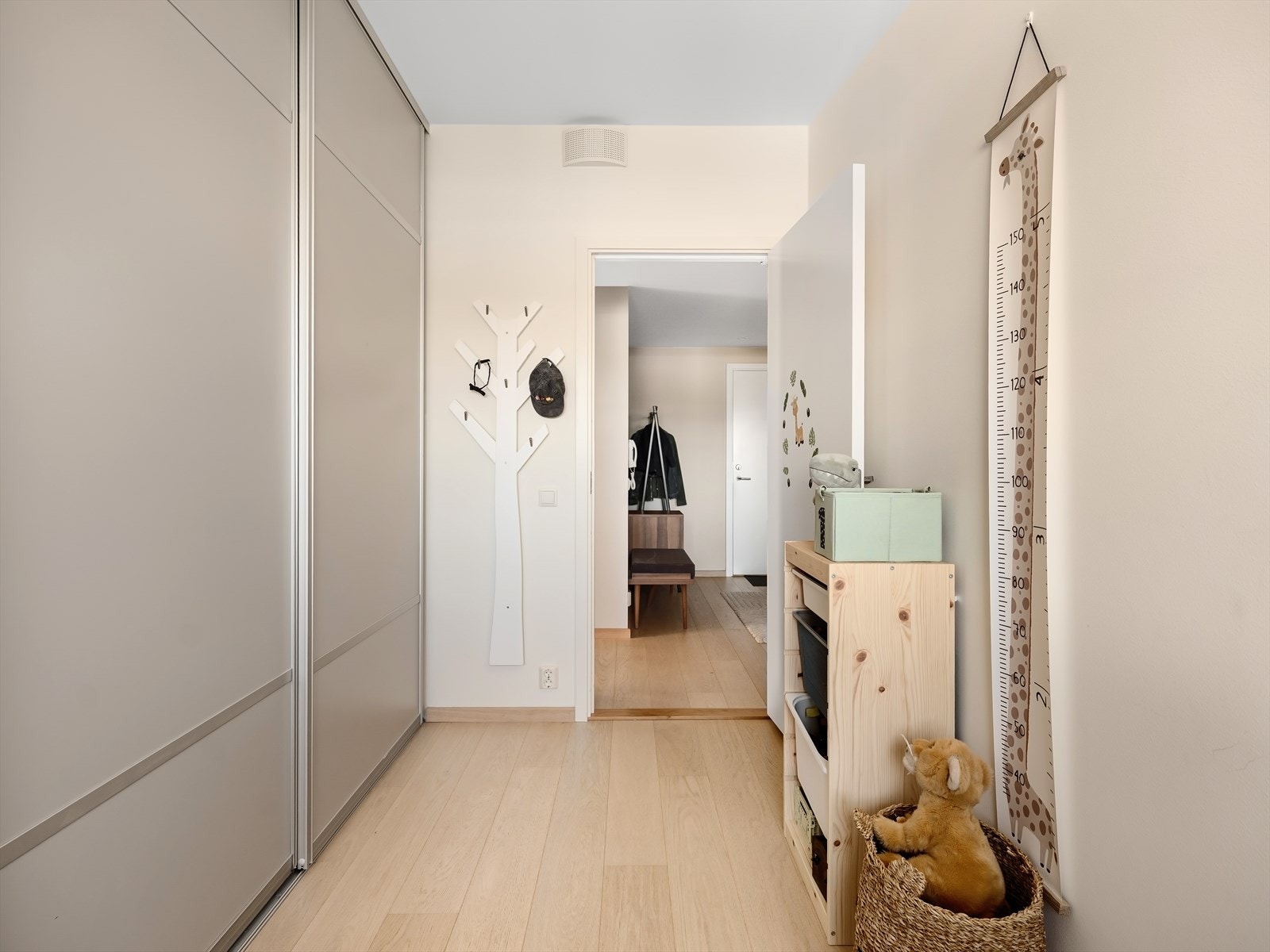 Soverom 3 har skyvedørsgarderobe med glatte fronter som gir god plass til oppbevaring av klær. Galleribilde