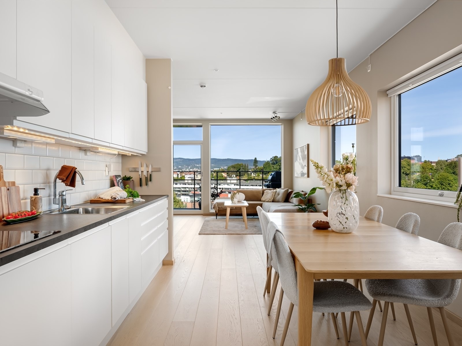 Moderne Aubo kjøkkeninnredning med glatte fronter og laminat benkeplate med nedfelt kum i rustfritt stål. Galleribilde