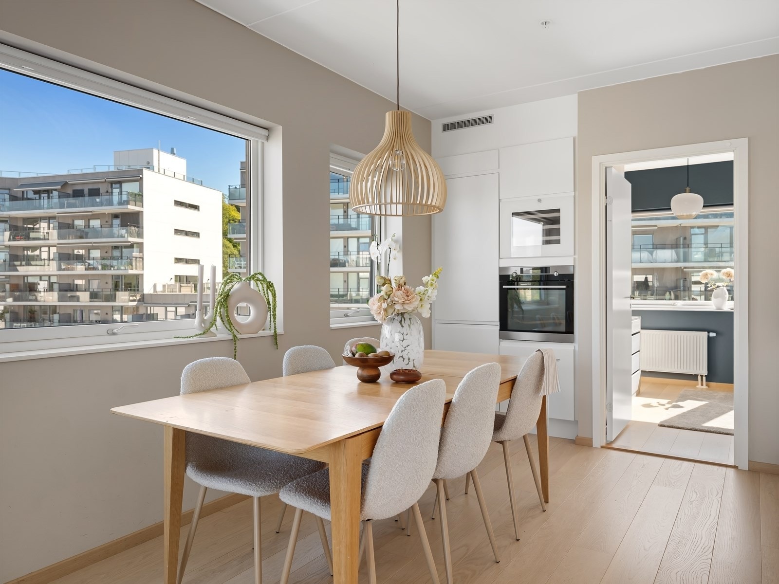 Kjøkken har en induskjonstopp, stekeovn, oppvaskmaskin, vinskap og og kjøl/fryser er integrert i innredning. Galleribilde