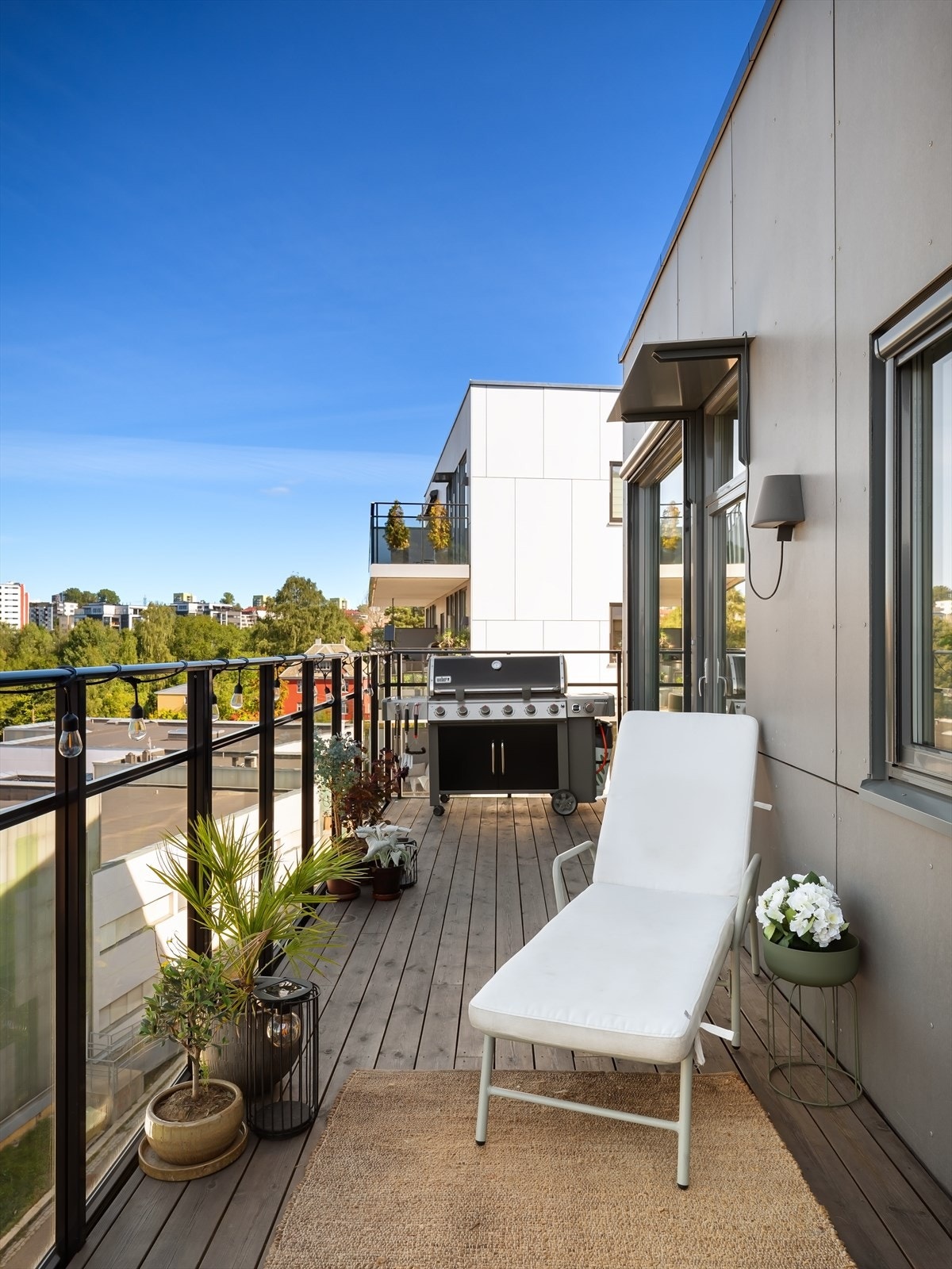 Romslig balkong på hele 19kvm med god plass til grilling og beplantning. Galleribilde