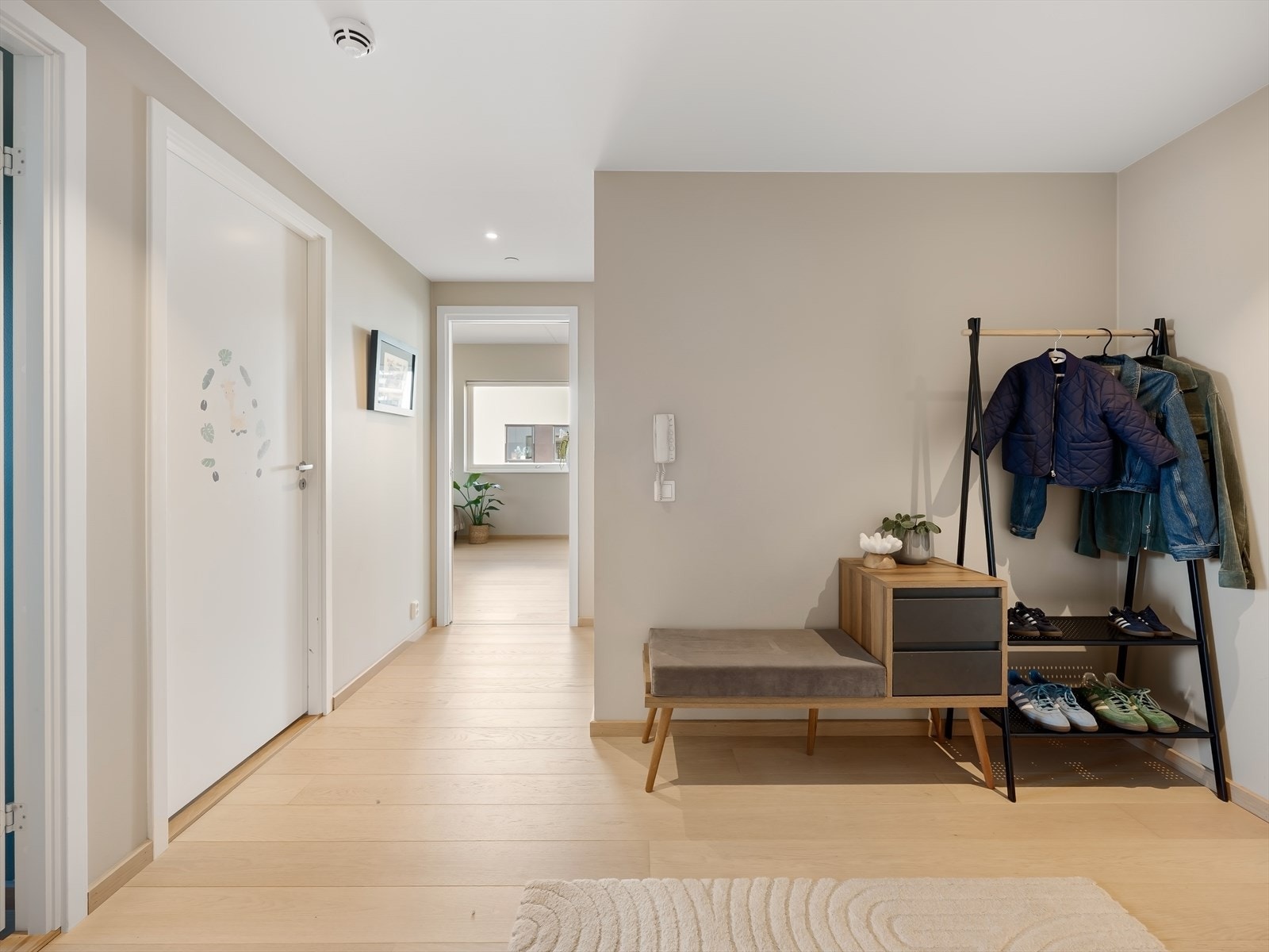 Gjennomgående gang med god størrelse. Galleribilde