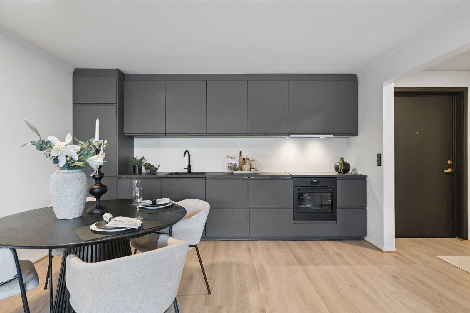 Kjøkken med integrerte hvitevarer Galleribilde