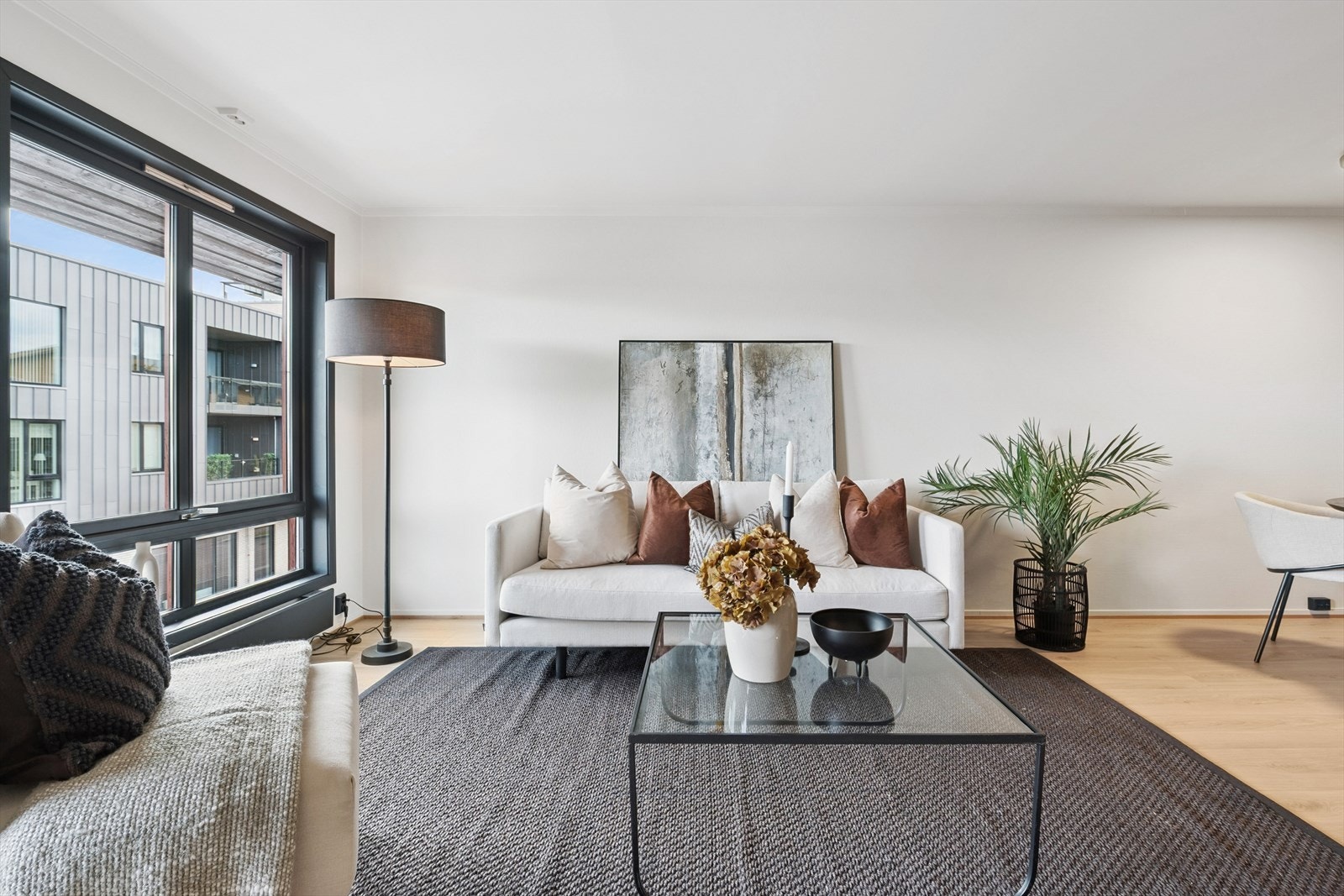 Stue med store vindusflater som slipper inn god med lys Galleribilde