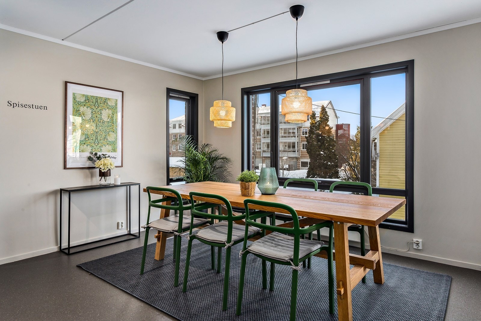 Spisestuen finner vi som en forlengelse av kjøkkenet i samme etasje. Området kan benyttes når man trenger flere sitteplasser eller brukes til andre sosiale aktiviteter som brettspill eller Quiz. Galleribilde