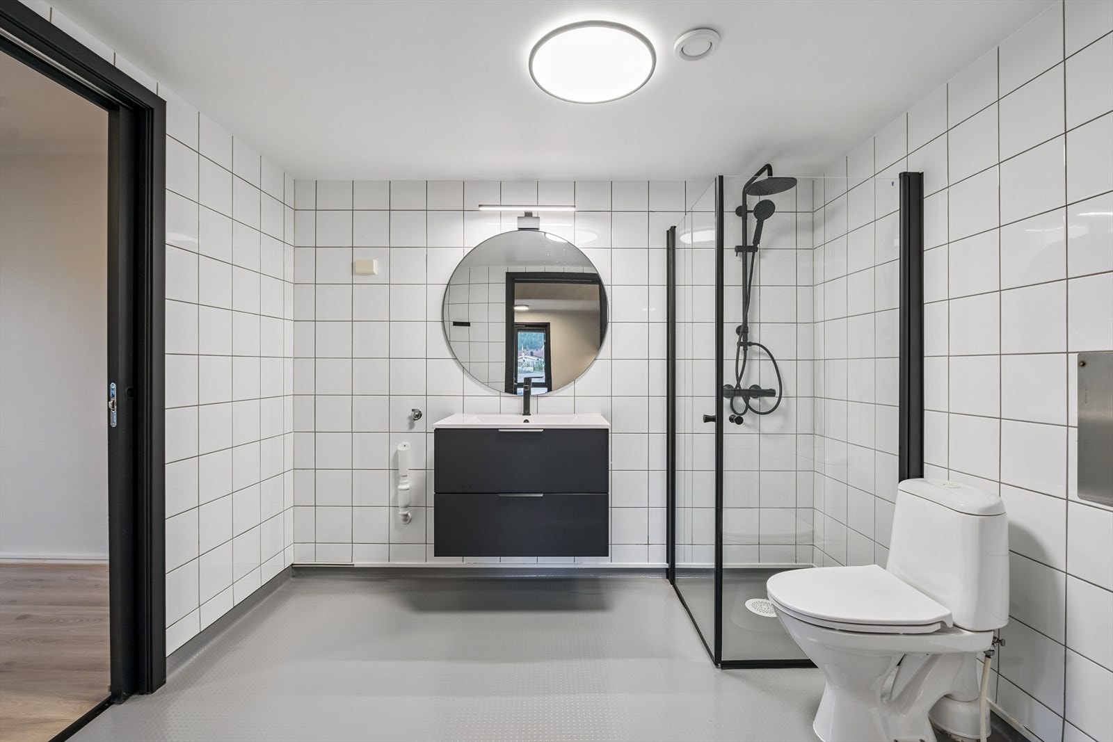 Tidløst og moderne bad. Galleribilde