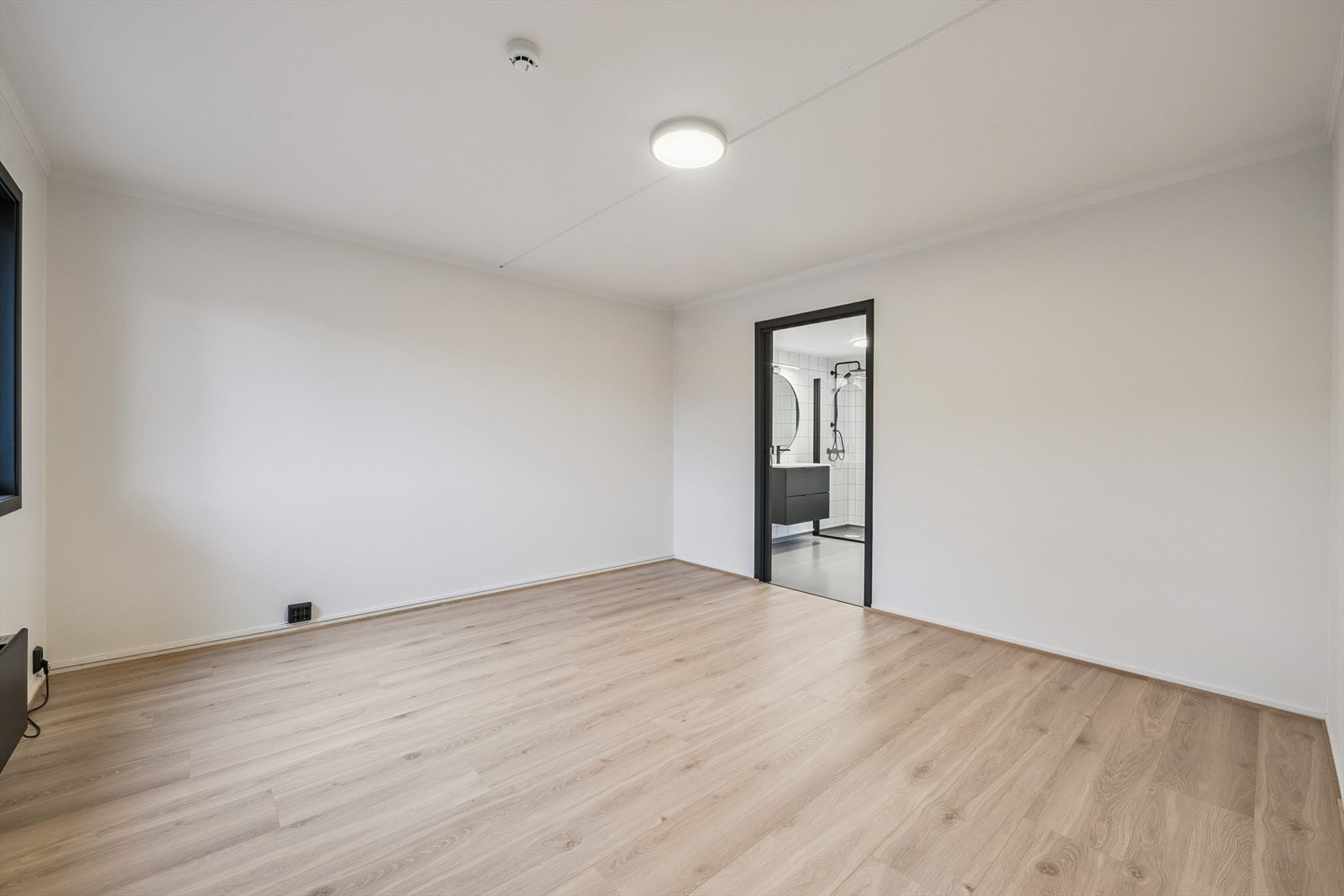 Her har du god plass til alt du skulle trenge på et soverom. Galleribilde