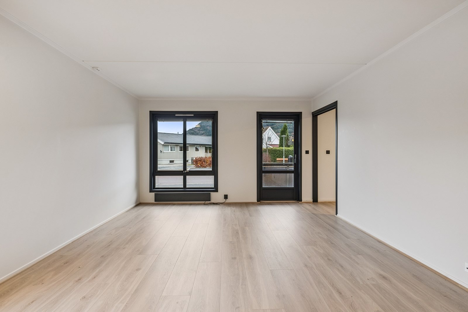 Rikelig med naturlig lysinnslipp fra de store vindusflatene. Galleribilde