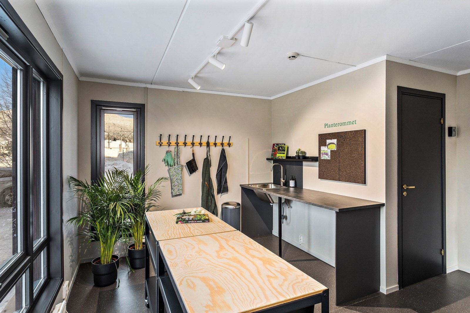 Planterommet er et innendørs felles aktivitetsrom på bakkeplan. Her kan man oppbevare hageredskaper og produsere kortreist mat sammen med naboer i et sosialt fellesskap. Galleribilde