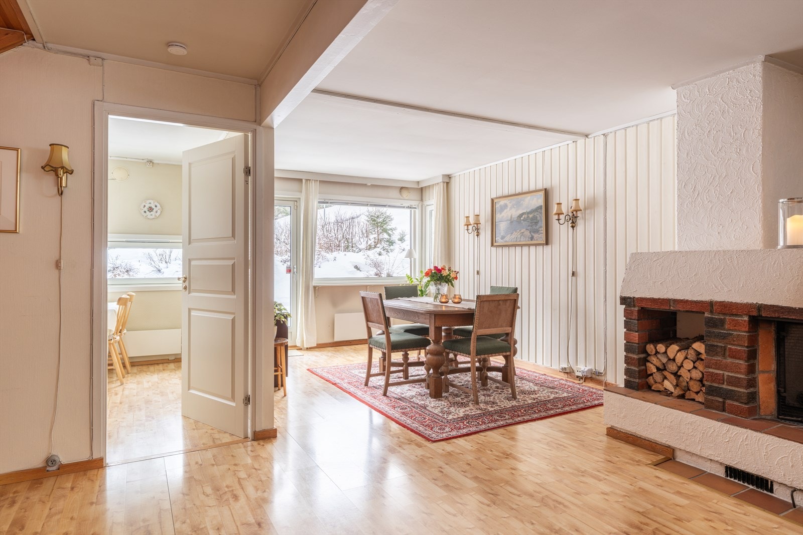 Fra allrommet er det inngang til boligens separate kjøkken. Galleribilde