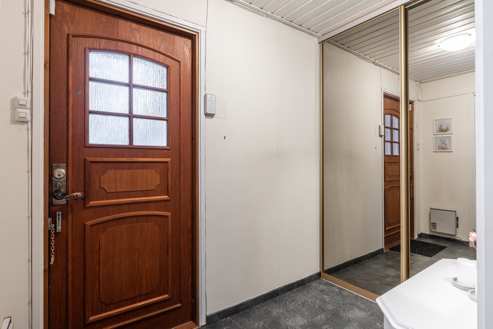 Velkommen hjem! Entré med god plass til oppbevaring i skyvedør. Galleribilde