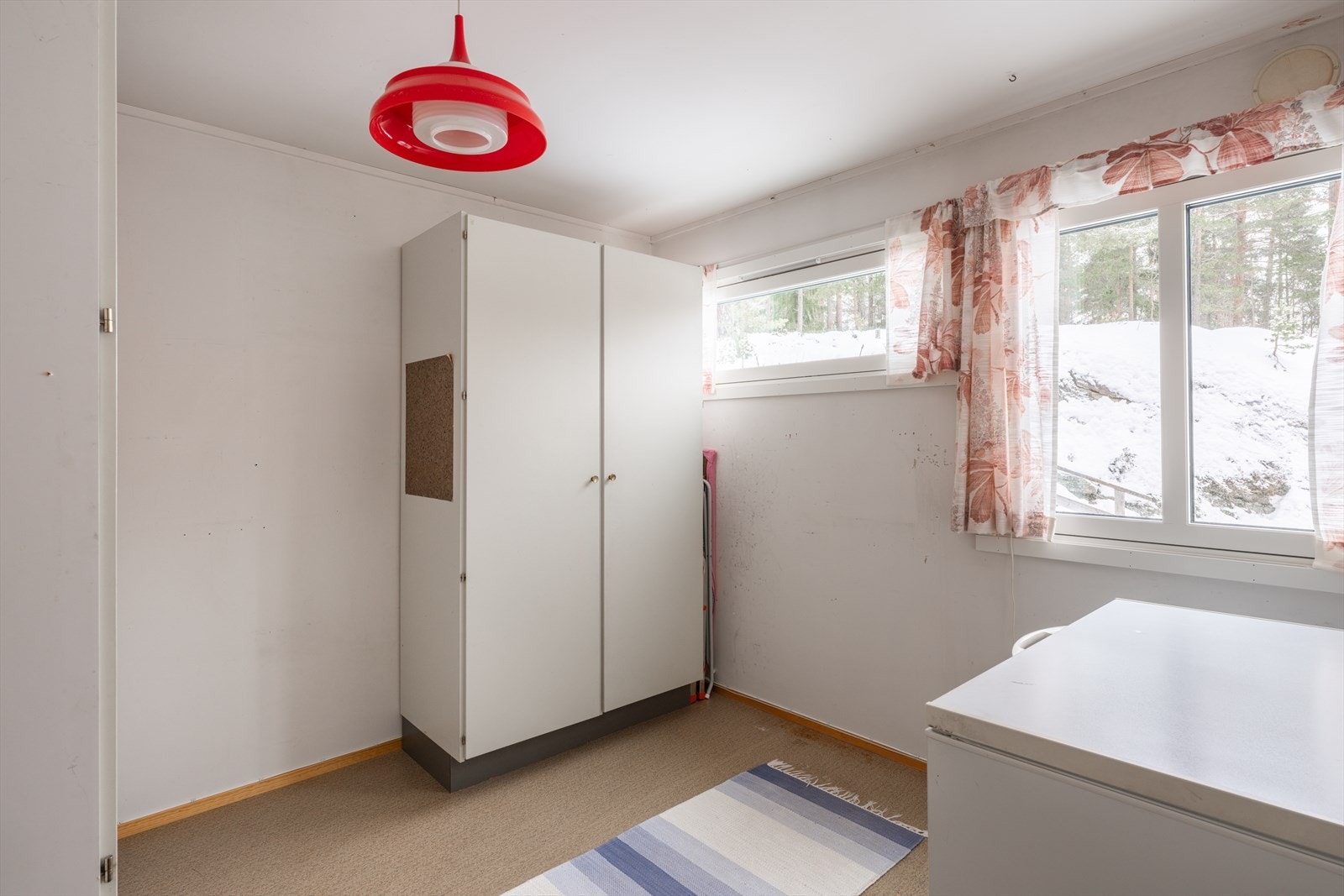 Videre byr etasjen på et soverom med mange bruksmuligheter. Galleribilde