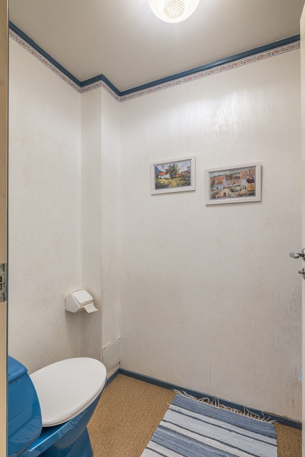 Innenfor vaskerommet ligger et separat toalettrom. Galleribilde