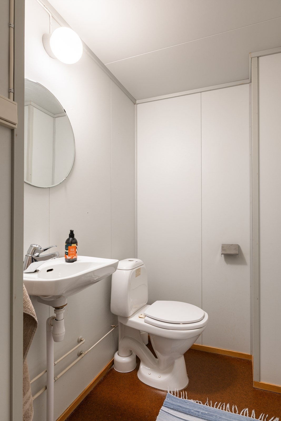 Vegg i vegg ligger et separat toalettrom. Galleribilde