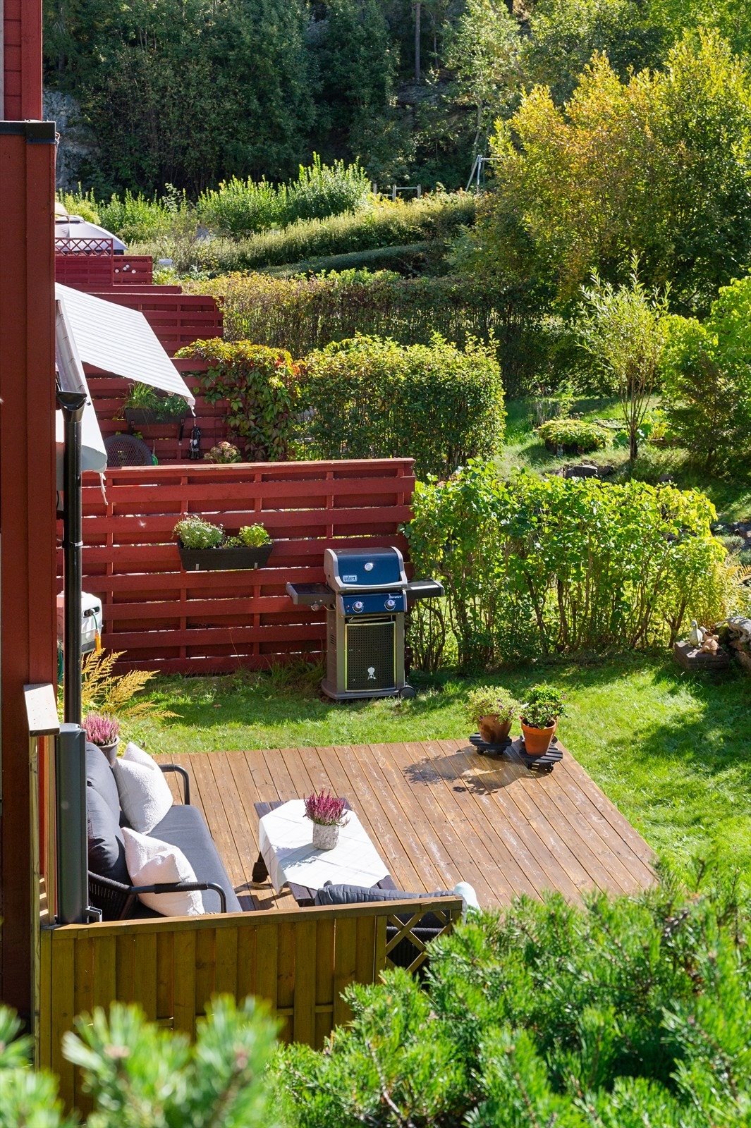 Her er det god plass til hyggelig sittegruppe, grill og ønsket utemøblement. Galleribilde