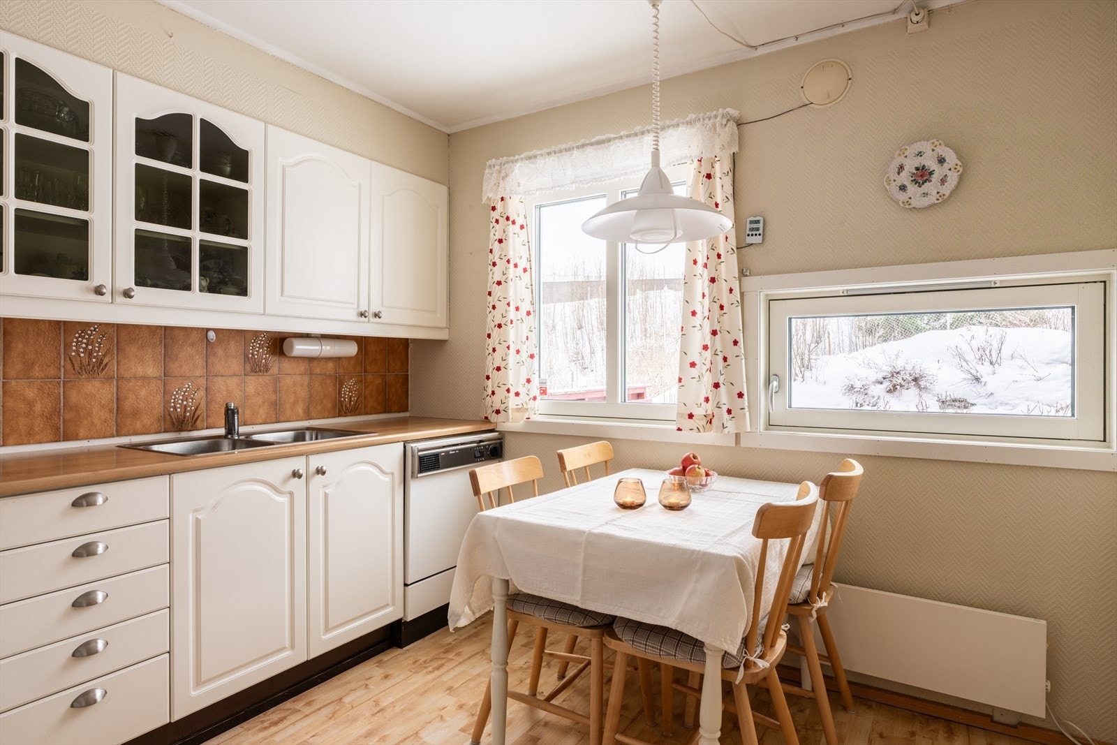 Kjøkkenet er av eldre standard, likevel velfungerende! Galleribilde