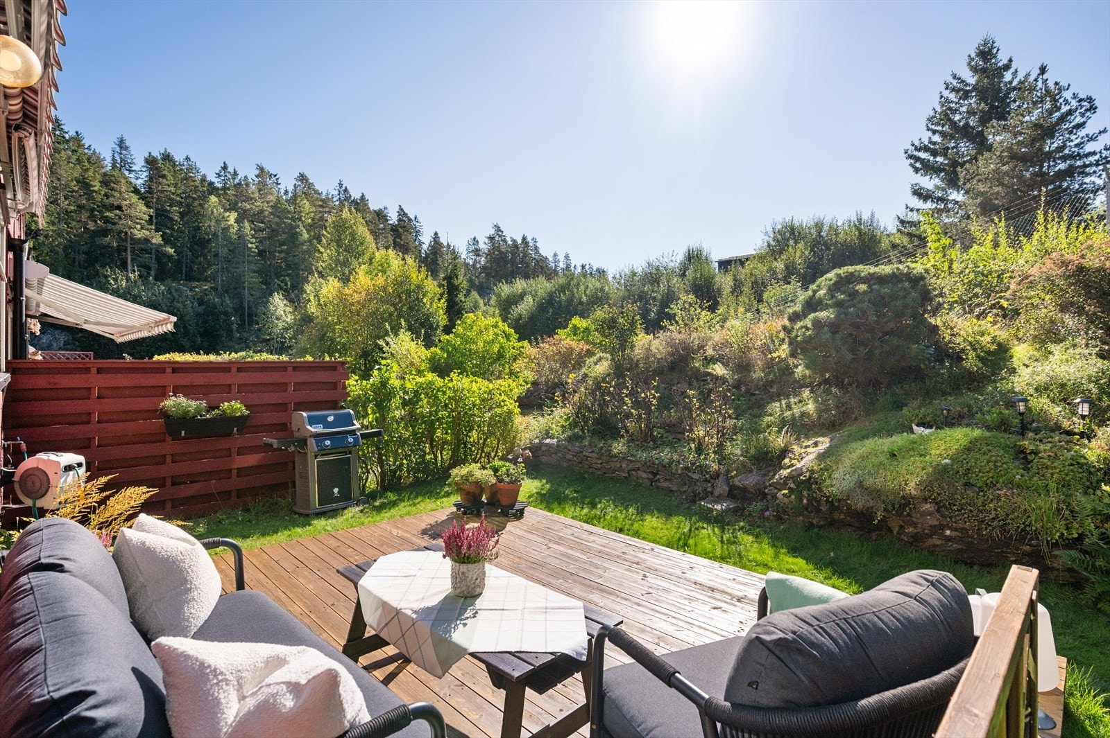 På vår- og sommerhalvåret blir hagen som et ekstra oppholdsrom med mer plass til lek og sosiale lag. Galleribilde