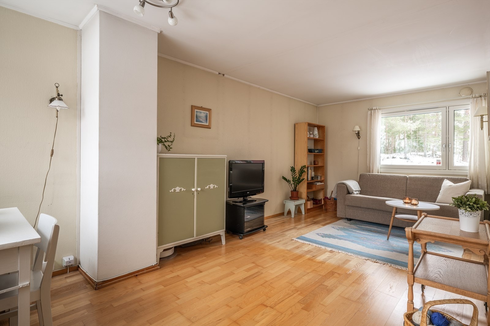 Flere av naboene har bygd ut 2. etasje - se prospekt for mer informasjon. Dette rommet var opprinnelig delt i to, slik at det var et ekstra soverom. Galleribilde