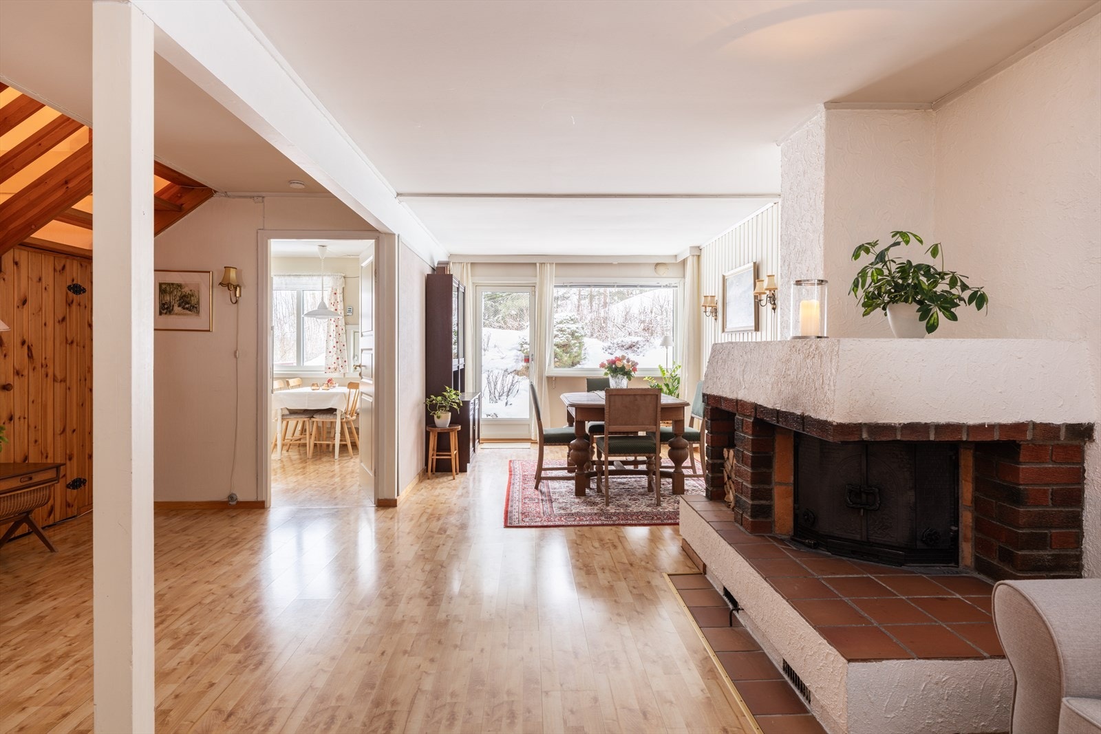 Etasjen byr på et luftig oppholdsrom med gode lysforhold fra de store vinduene. Galleribilde