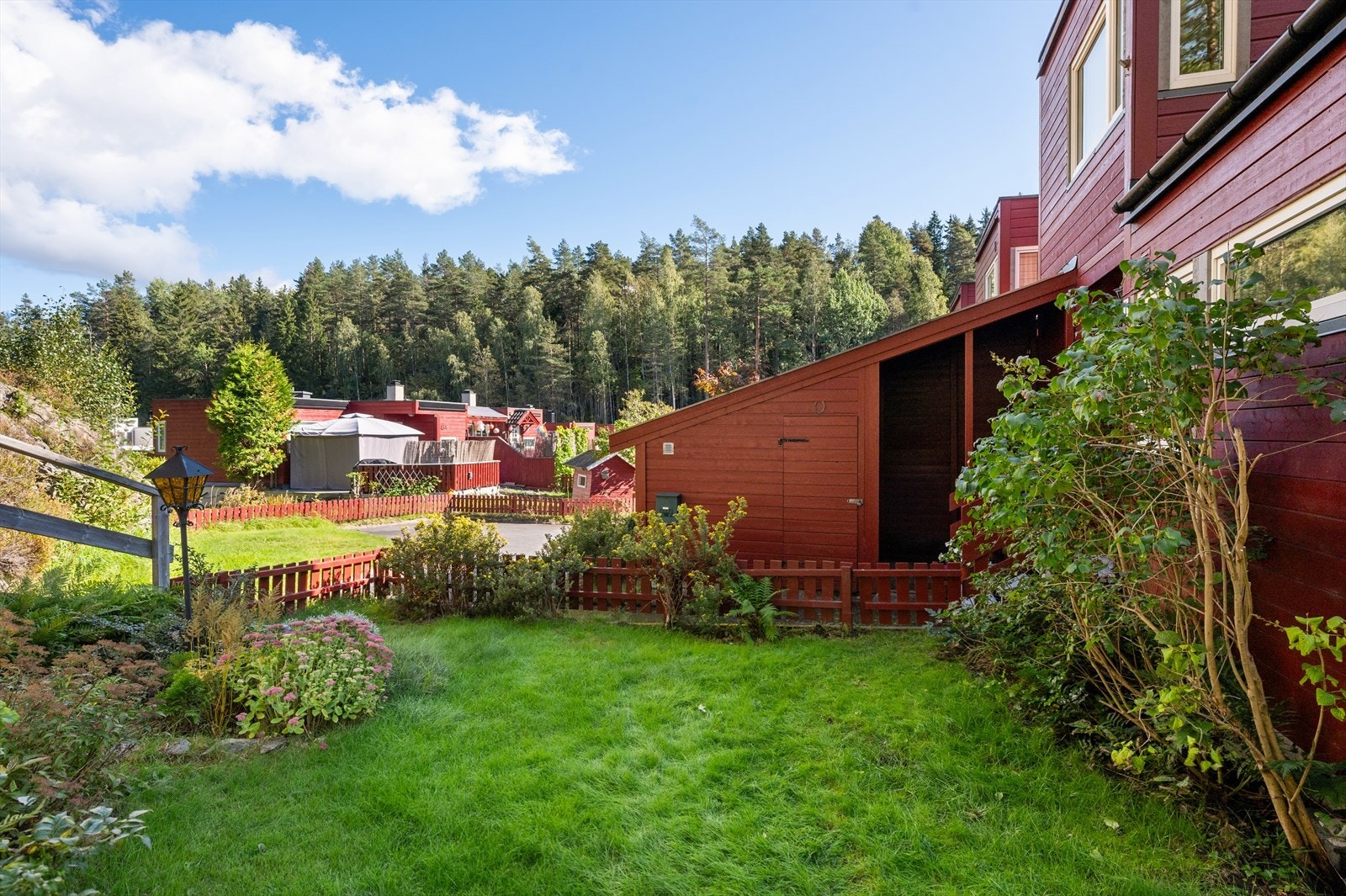 Nyt rekkehus-tilværelsen med mye boltreplass, til glede for store og små. Galleribilde