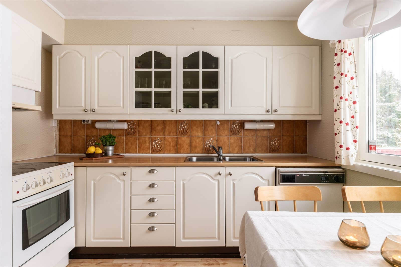 Komfyr og oppvaskmaskin medfølger boligen. Galleribilde