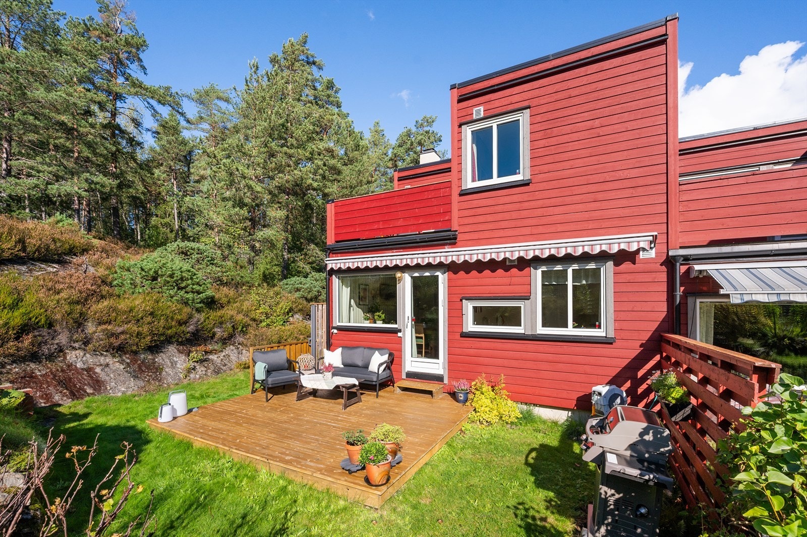 Rekkehuset har svært god beliggenhet helt i enden, med skogen som nærmeste nabo! Galleribilde