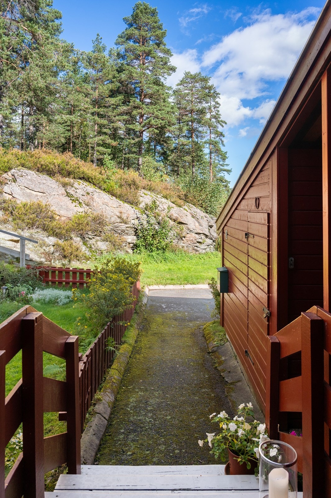 Utenfor inngangspartiet er det et tilbygg med utvendig bod. Galleribilde