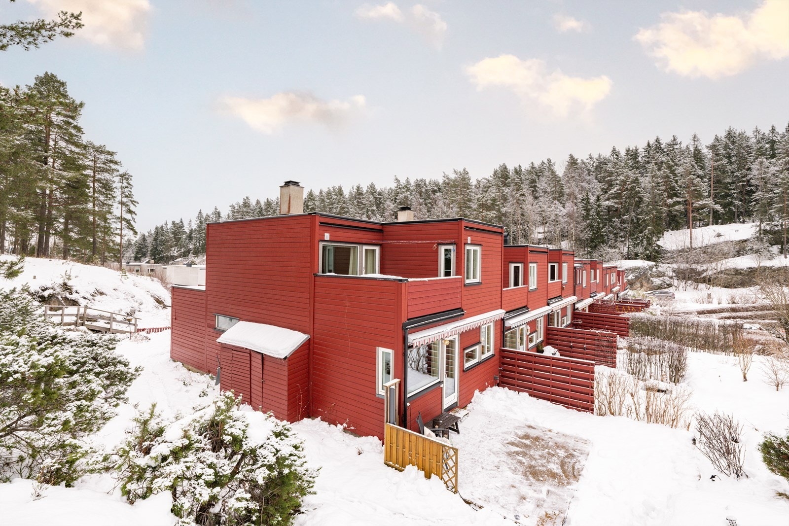 Langs ytterveggen er det satt opp en redskapsbod. Galleribilde