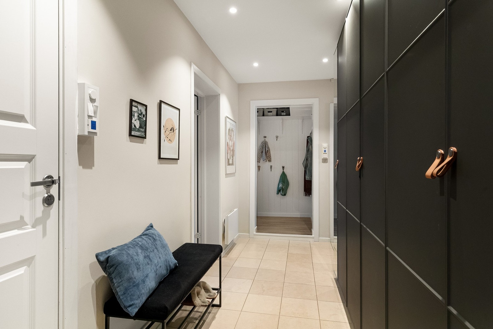 Downlights i tak og plass til sittemøbel Galleribilde